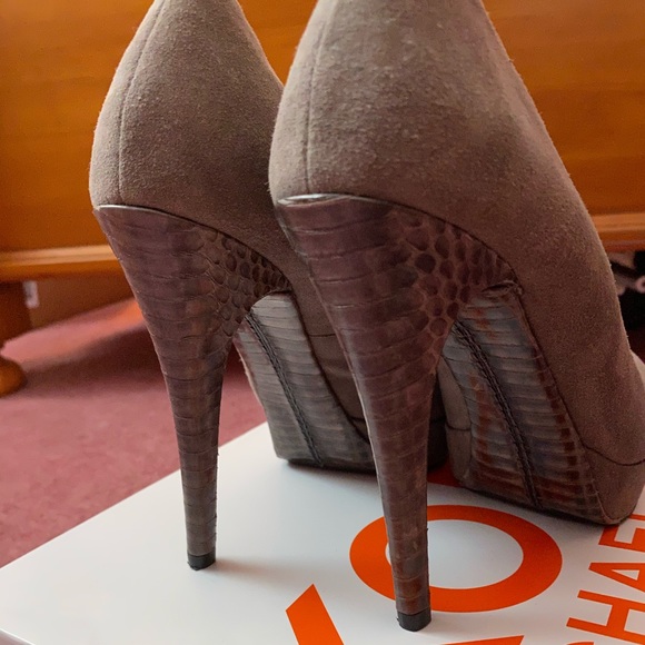 KORS Michael Kors Grey Suede Natural Snake Pumps 8 - Picture 4 of 13